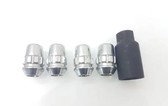 Ford Escape IV Anti-theft wheel nuts and lock 