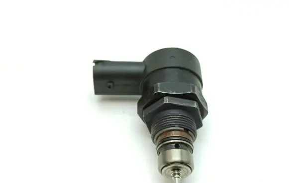 Mercedes-Benz E W211 Fuel pressure regulator A6110780449 0281002494