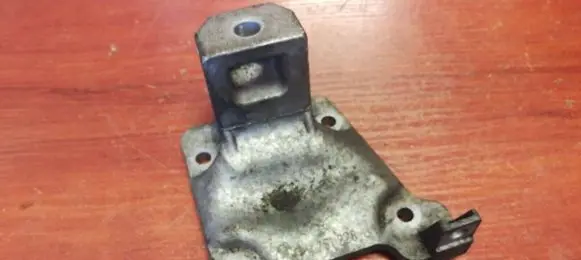 BMW 5 E39 Engine mounting bracket 6751226