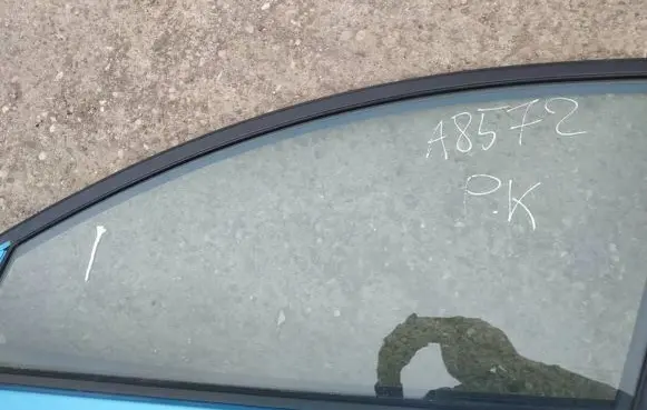 Mazda 3 II Front door window glass four-door