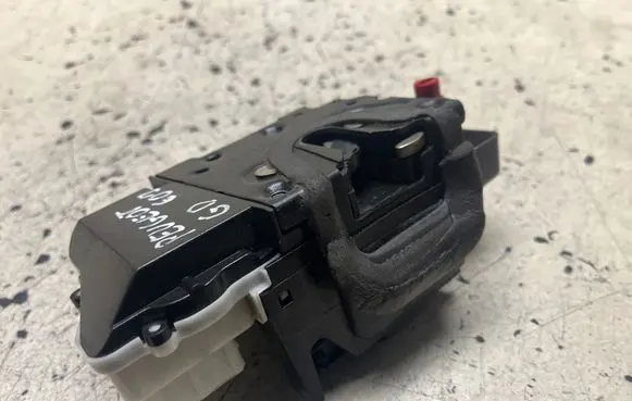 Peugeot 607 Rear door lock 