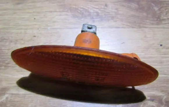 Front fender indicator light
