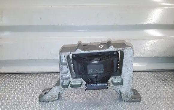 Volvo C30 Engine mount bracket