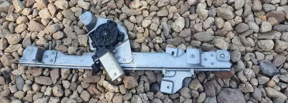 Renault Sandero I Front door window regulator with motor 8200733828