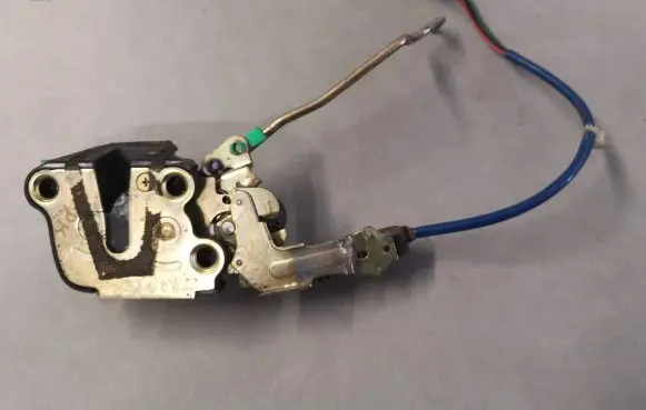 Isuzu Trooper Front door lock