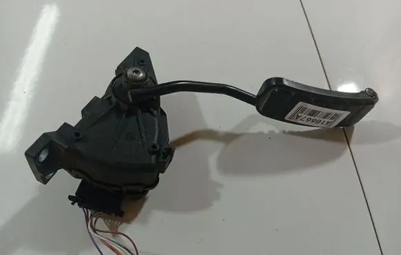 Accelerator throttle pedal