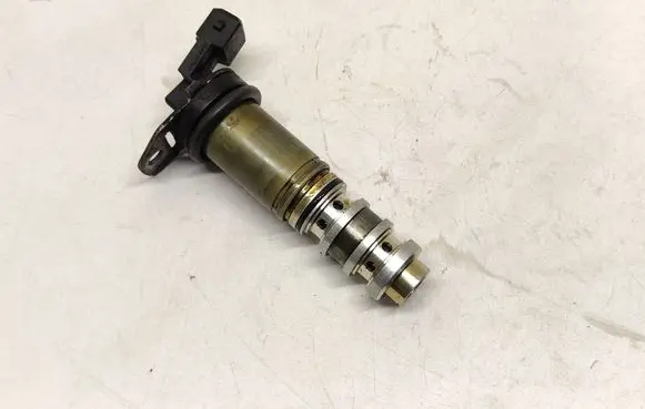 BMW 1 E81 E87 Camshaft vanos timing valve 7561264 13150926 11367561264