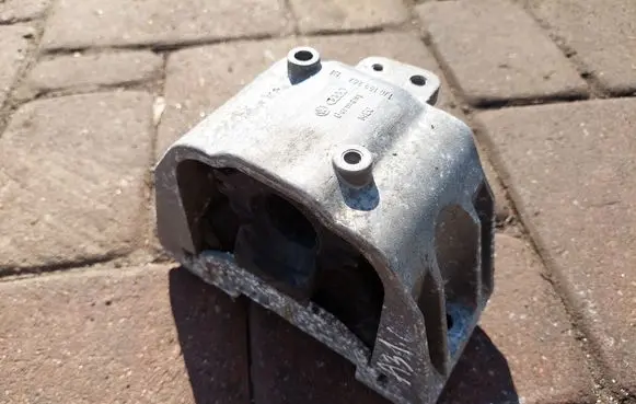 Audi A3 S3 8L Engine mount bracket 1J0199262BE