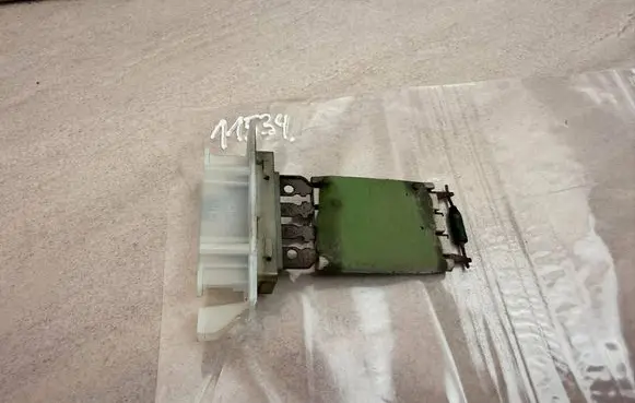 Volkswagen Jetta VI Heater blower motor/fan resistor 
