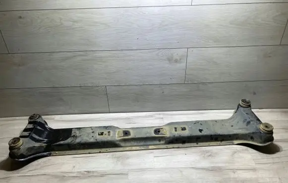 Mitsubishi Pajero Engine mounting bracket