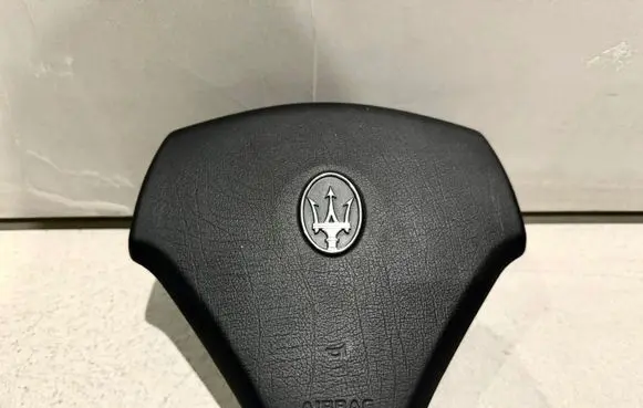 Maserati GranTurismo Steering wheel airbag