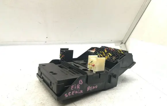 Renault Scenic I Fuse module 7703397911 1096046