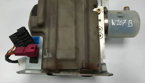 Mercedes-Benz E C207 W207 Convertible roof hydraulic pump A2078000030