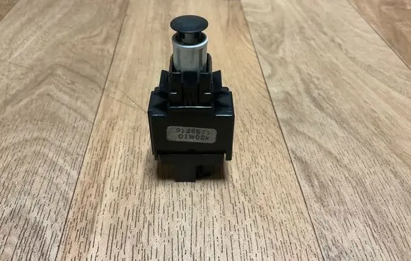 Volvo S40, V40 Brake pedal sensor switch 9128577 01W02K