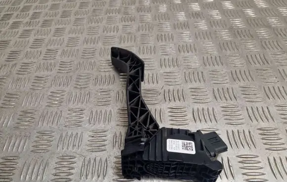 Accelerator throttle pedal