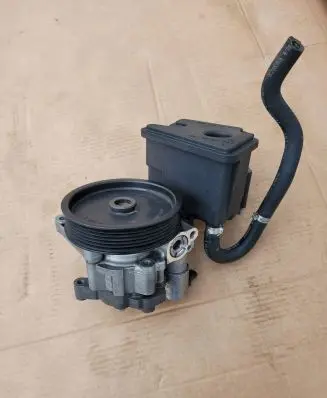 Mercedes-Benz E W212 Power steering pump A0004602383 A0064664501