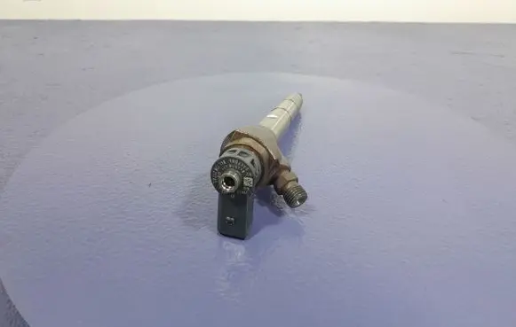Skoda Octavia 985 Fuel injector 04L130277AE