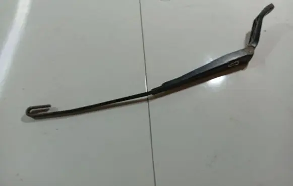 Front wiper blade arm