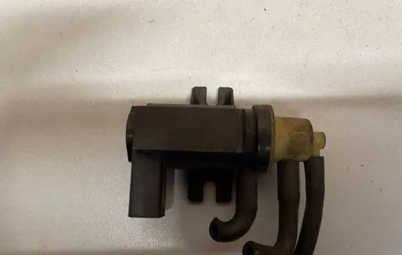 Volkswagen PASSAT B6 Vacuum valve 1K0906627A