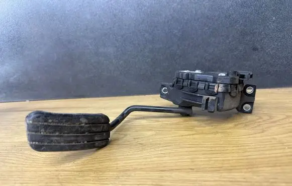 Opel Vivaro Accelerator throttle pedal 7700313060