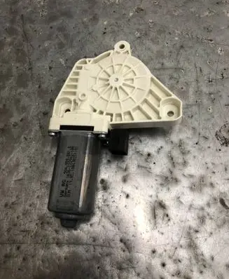 Volkswagen PASSAT B8 Front door window regulator motor 5Q4959801B