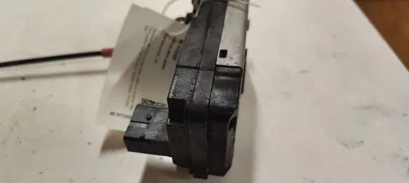 Opel Zafira B Rear door lock 13210739
