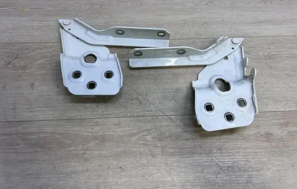 Engine bonnet/hood hinges