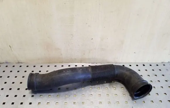 Opel Zafira B Air intake duct part 55559548