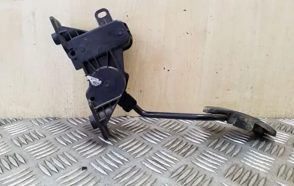 Mitsubishi Pajero Accelerator throttle pedal APM30015 72120089