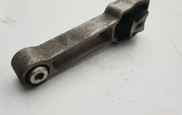 Volvo XC70 Engine mounting bracket