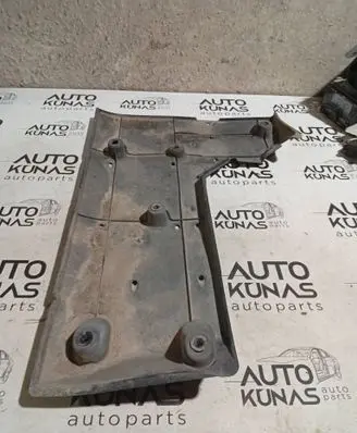 Lexus IS 220D-250-350 Engine splash shield/under tray 5816553020