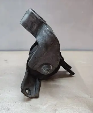 Peugeot 4007 Engine mount bracket