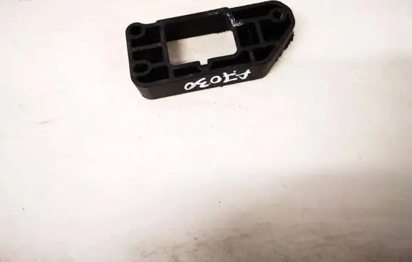 Chrysler PT Cruiser Radiator mount bracket 8030072