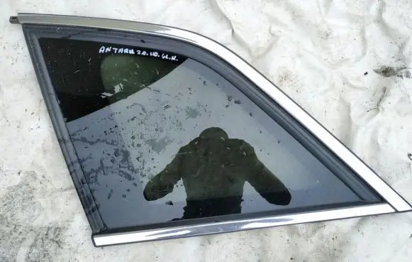 Opel Antara Rear side window