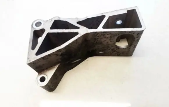Volvo XC90 Engine mounting bracket
