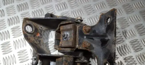 Mazda 6 Engine mount bracket