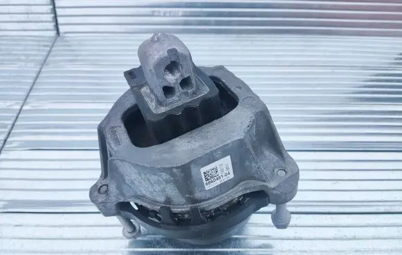 BMW 5 G30 G31 G38 Engine mount bracket 6860481