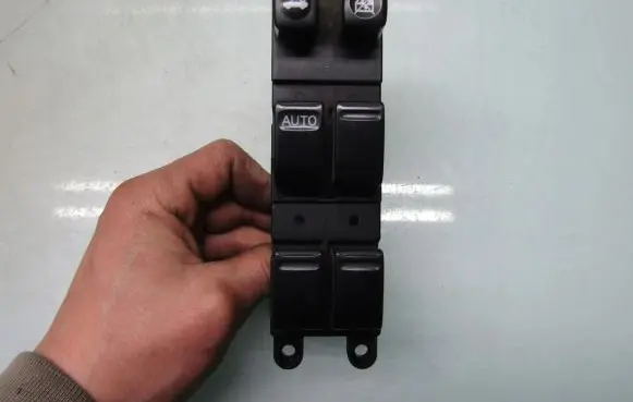 Nissan Primera Electric window control switch 25401AV640 C8DD702N