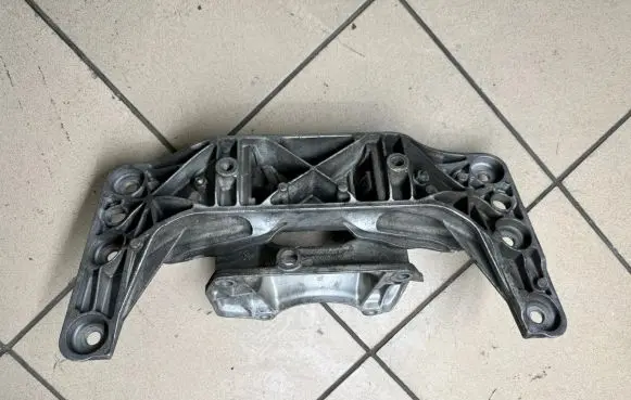 BMW 5 E60 E61 Engine mounting bracket 24168110 AC46000