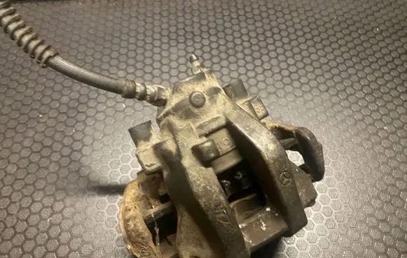 Mercedes-Benz E W211 Rear brake caliper 11817100491