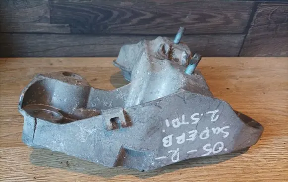 Skoda Superb B5 (3U) Engine mounting bracket 8E0199351