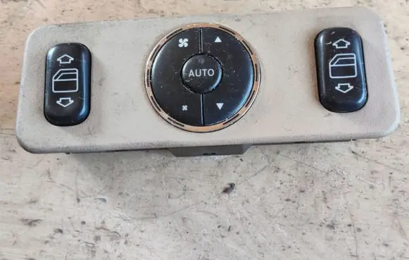 Mercedes-Benz ML W163 Electric window control switch A1638200326