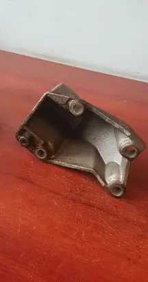 Engine mounting bracket