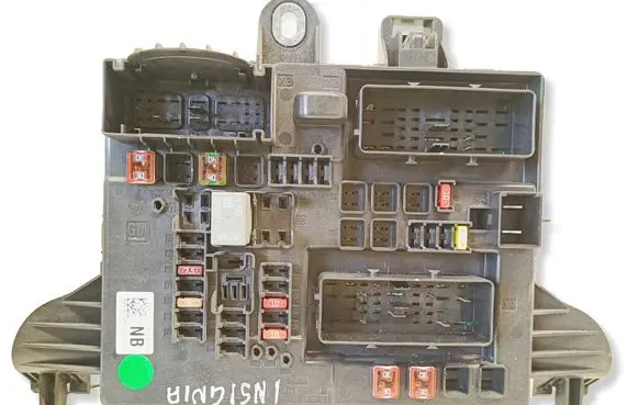 Opel Insignia A Fuse module 13277318 22204302210