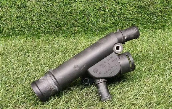 Volkswagen Golf V Engine coolant pipe/hose 038121132D