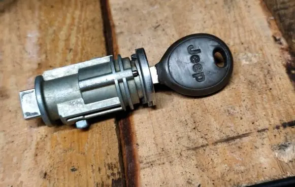 Jeep Cherokee III KJ Ignition lock 