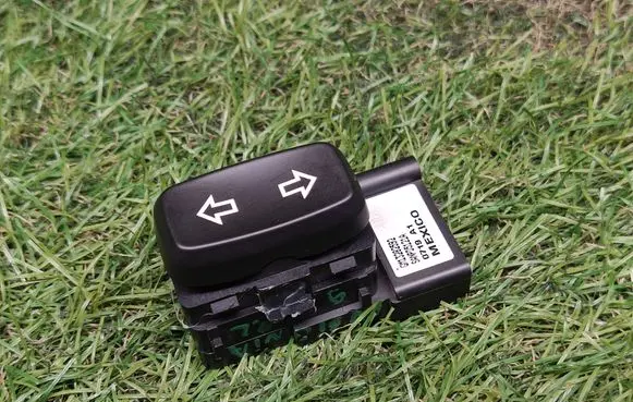 Opel Insignia A Seat control switch 13282592