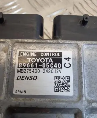 Toyota Avensis T270 Engine control unit/module 8966105C40 MB2754002420