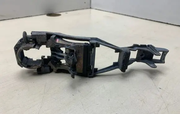 Volkswagen PASSAT B5.5 Front door exterior handle/bracket 3b08378857886