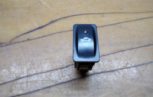 Isuzu Rodeo Central locking switch button M169623